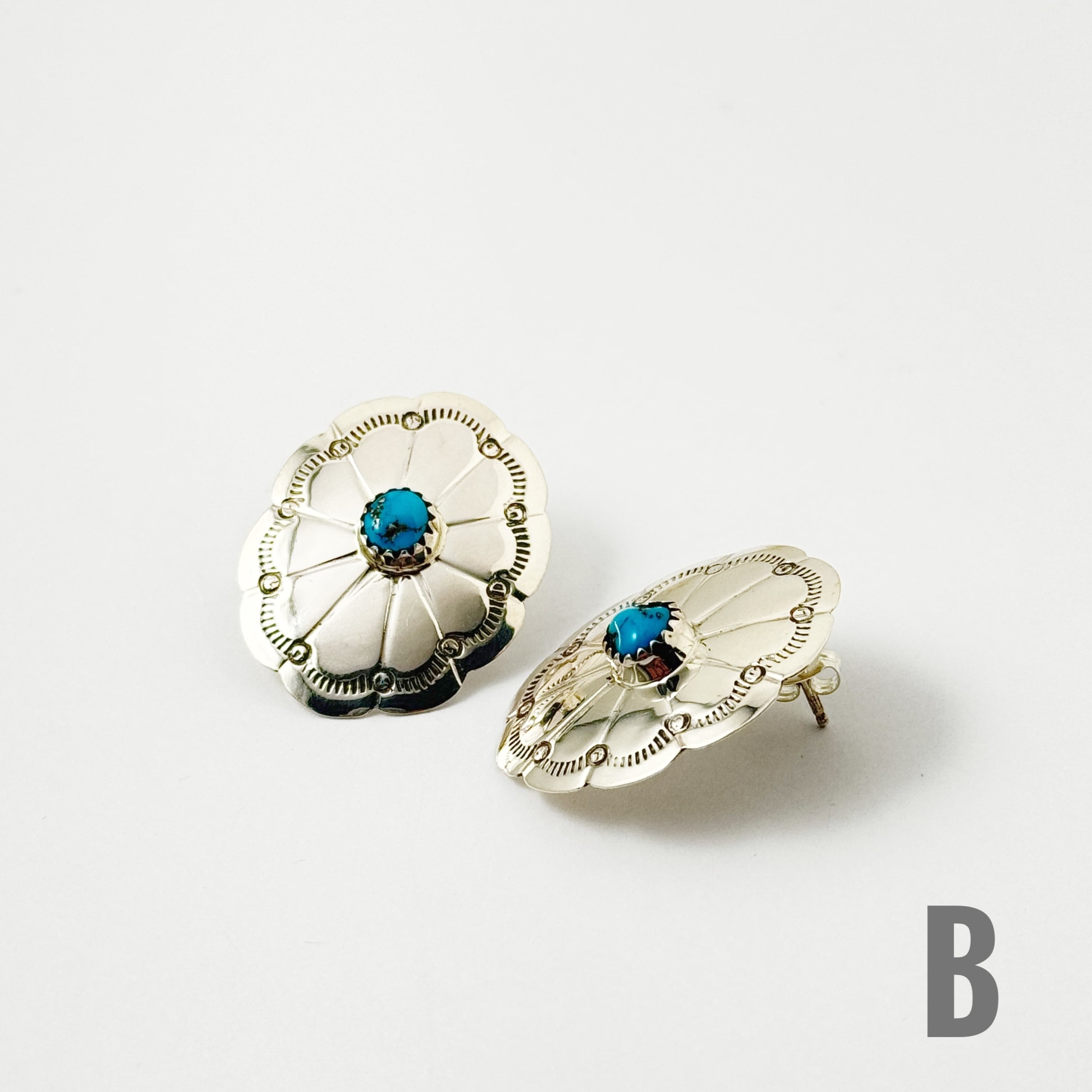 Indian Jewelry》 ターコイズ センター イン オーバル コンチョ ピアス