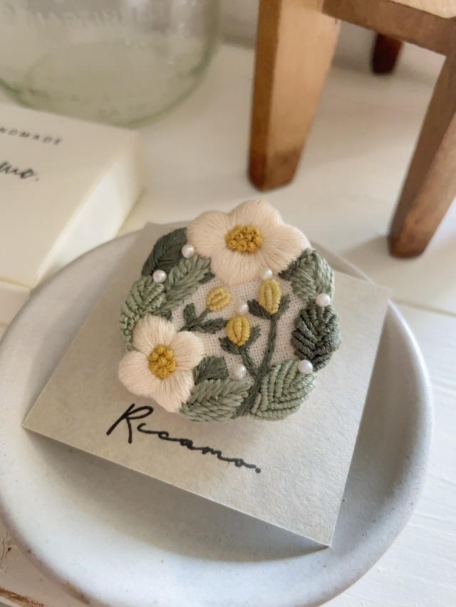 riCamo./お花ブローチ（しろ）