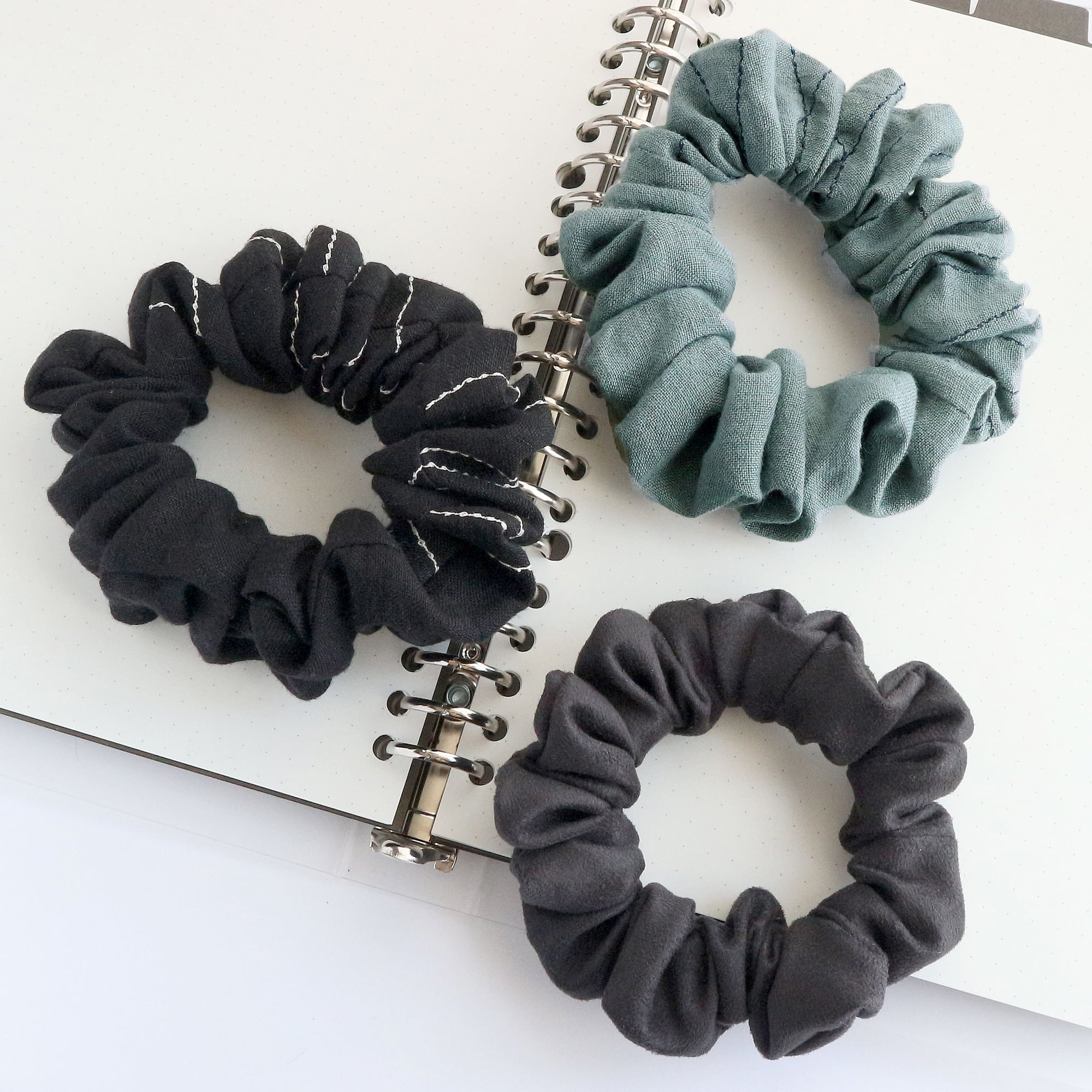 【期間限定】3種のシュシュを詰め合わせたギフトセット リネン 大人可愛い ギフト シンプル 刺繍 春色 ホワイトデー 新生活 母の日 福袋