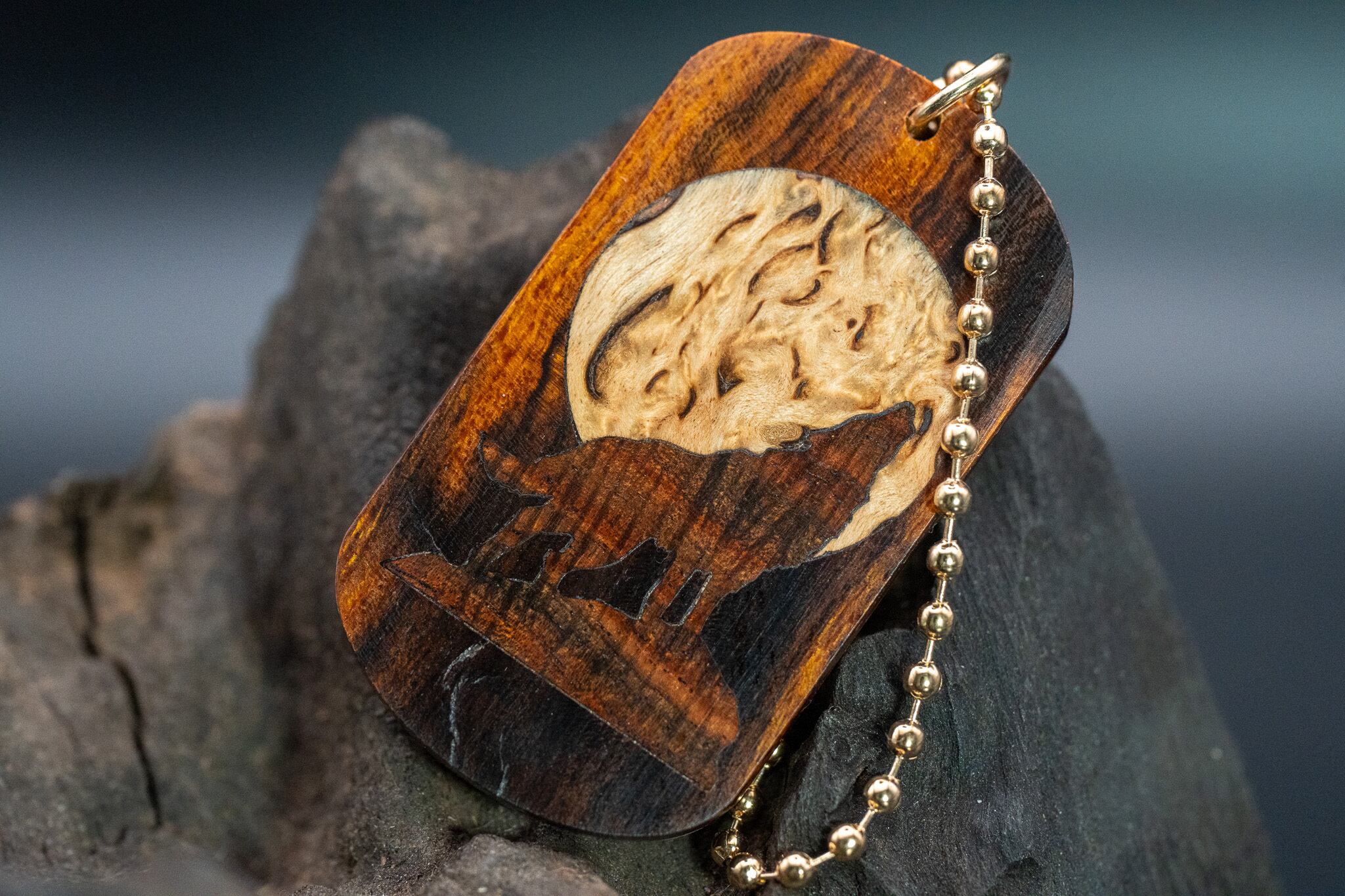 【砂漠の宝石】 デザートアイアンウッド ドッグタグ 象嵌 月と狼