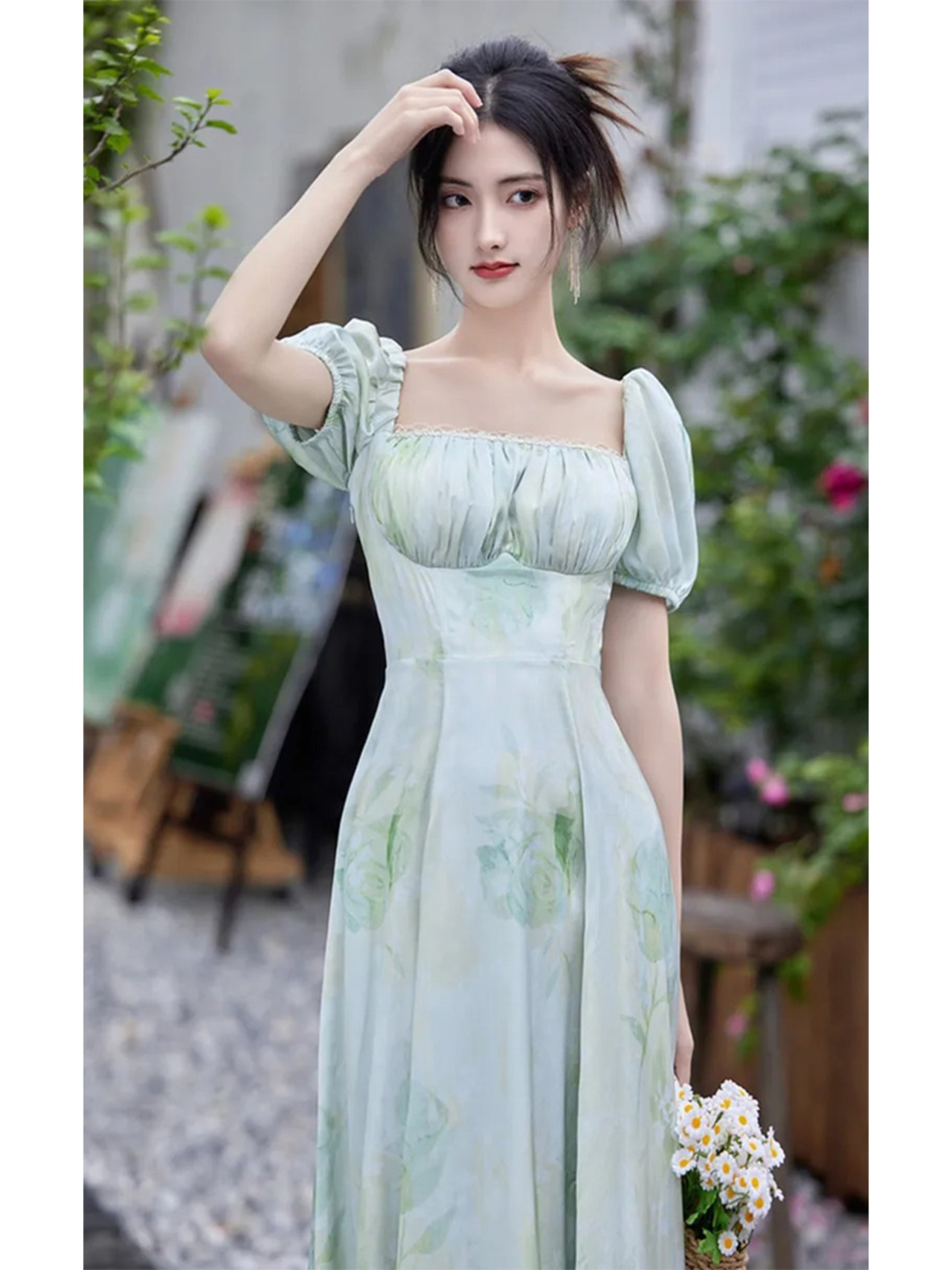 【0019】Square Neck Green Leafn Short Sleeve Dress