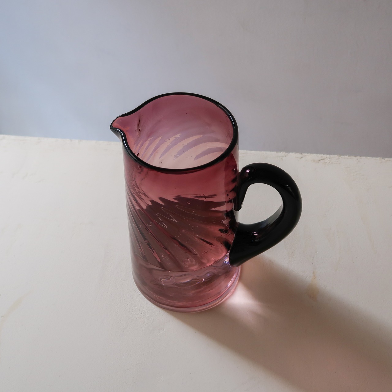 パープルのピッチャー