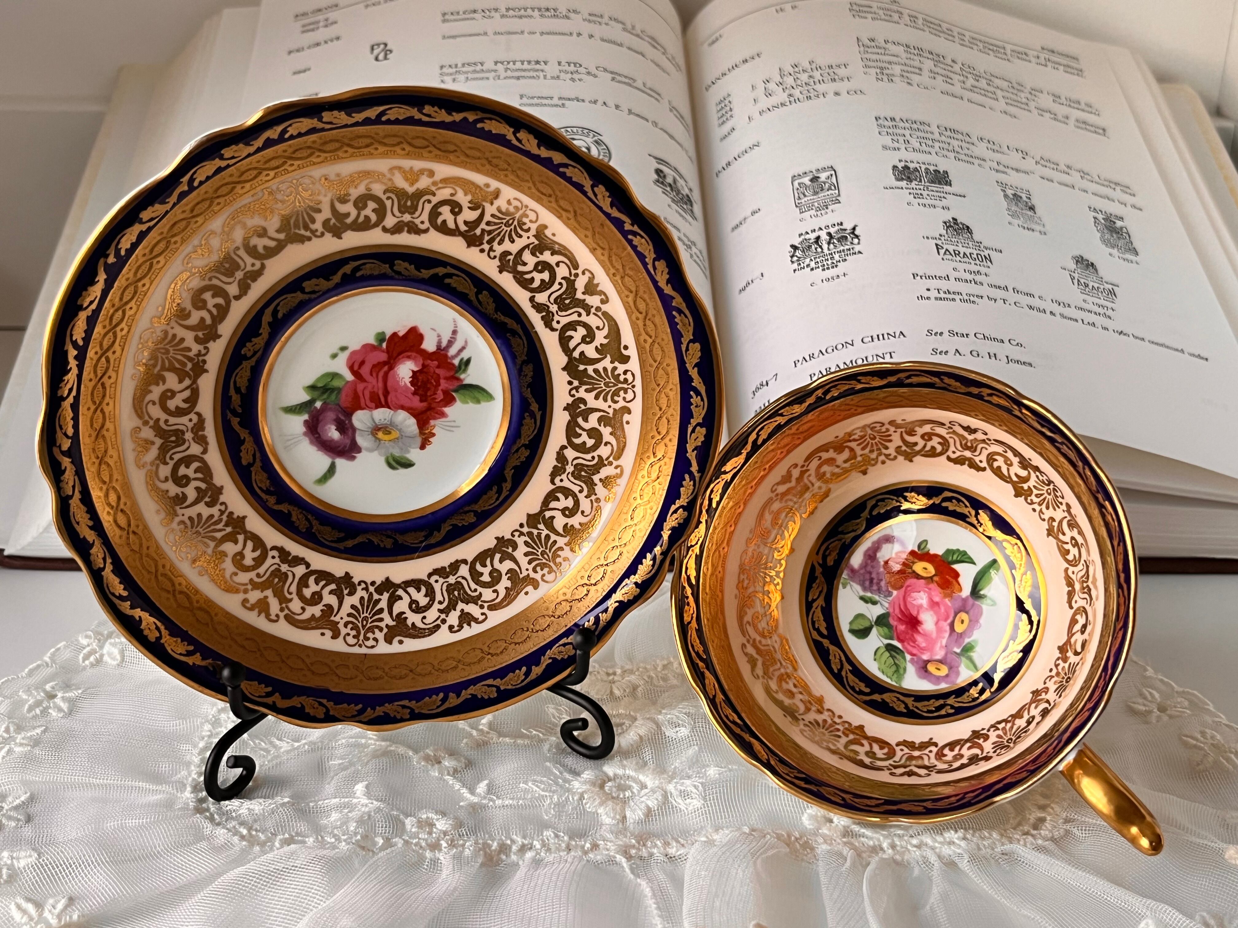 パラゴン】ベージュ素地にコバルトと金彩が豪華な花柄カップ&ソーサー