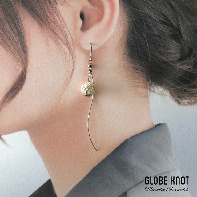 水引玉結びとウェイブのピアス パール Globe Knot