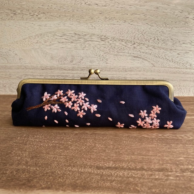 桜の刺繍のペンケース　刺繍がま口の筆箱　プレゼントにも【受注制作】