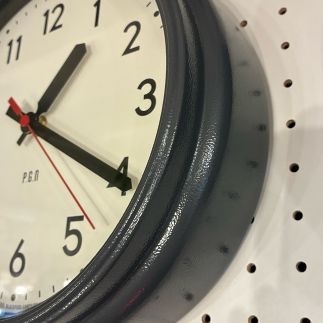 Schoolhouse Wall Clock　スクールハウス ウォールクロック S　全2色　ブラック　グレー　掛け時計　ハンマートン塗装　シンプル　スイープムーブメント