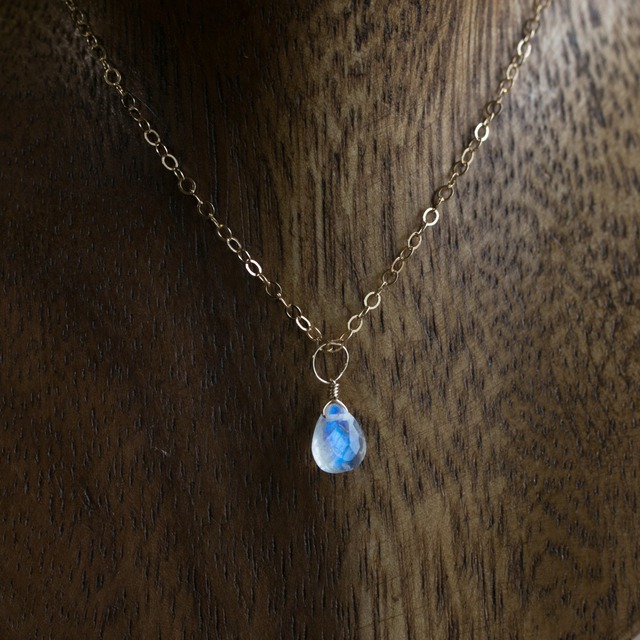 ☆ロイヤルムーンストーンペアシェイプAAA★一粒ペンダント☆