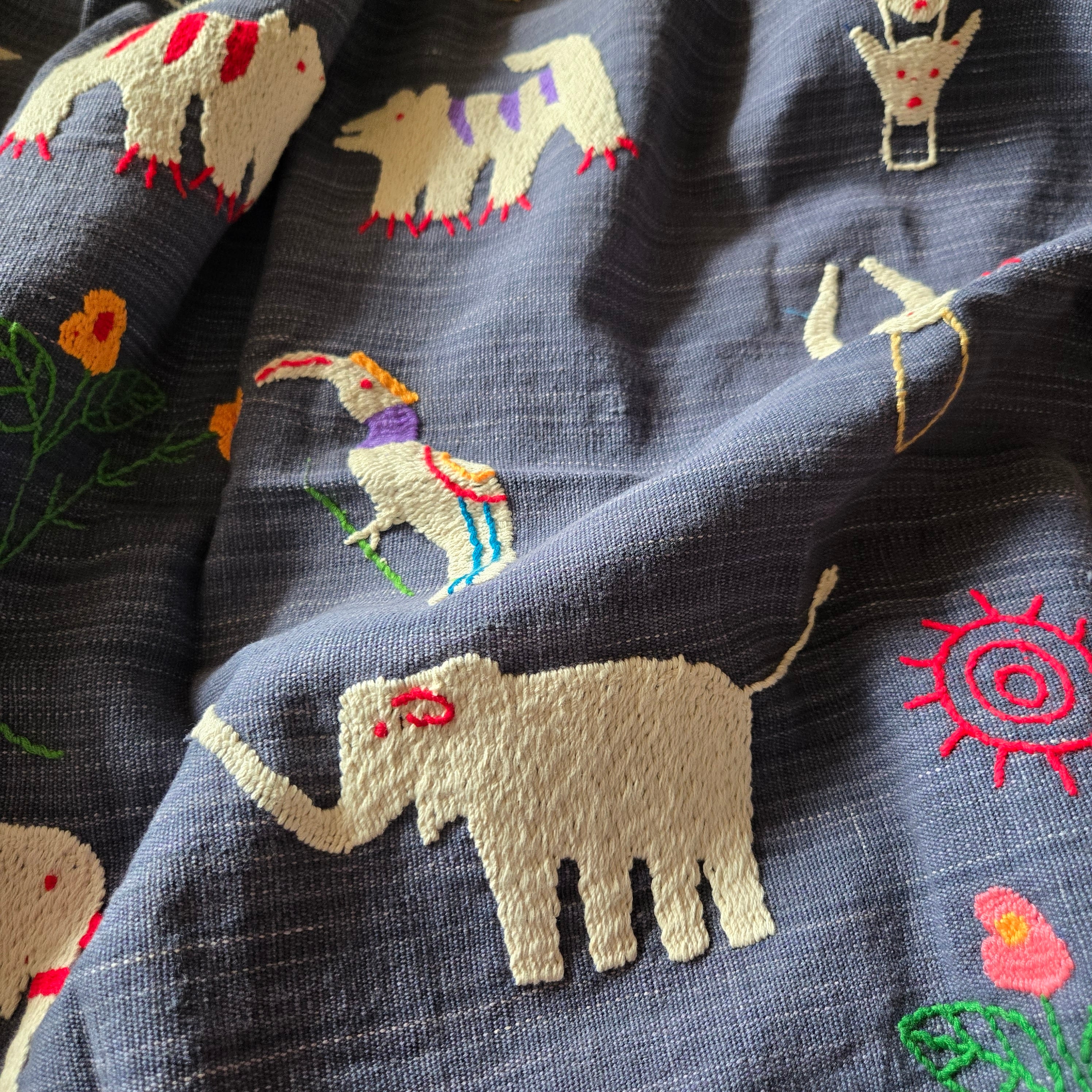 ナガ族　手刺繍　大判ブランケット　縦長タイプ ナガ族 手刺繍 大判ブランケット | gururi