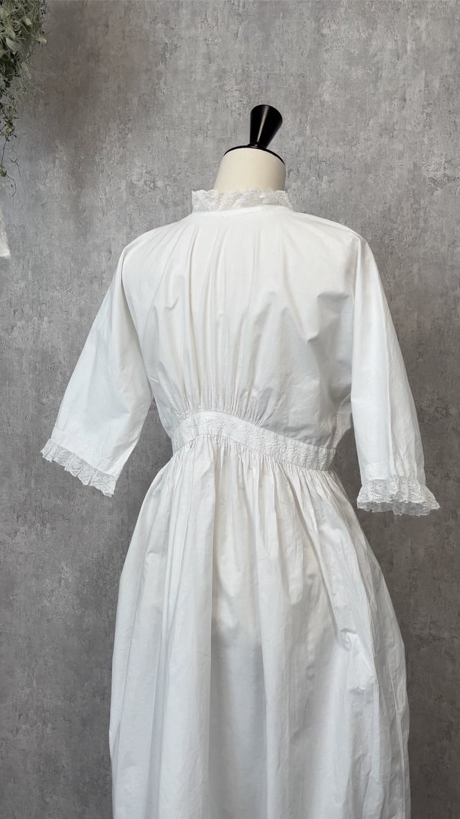 フランスアンティークのドレスの前身頃