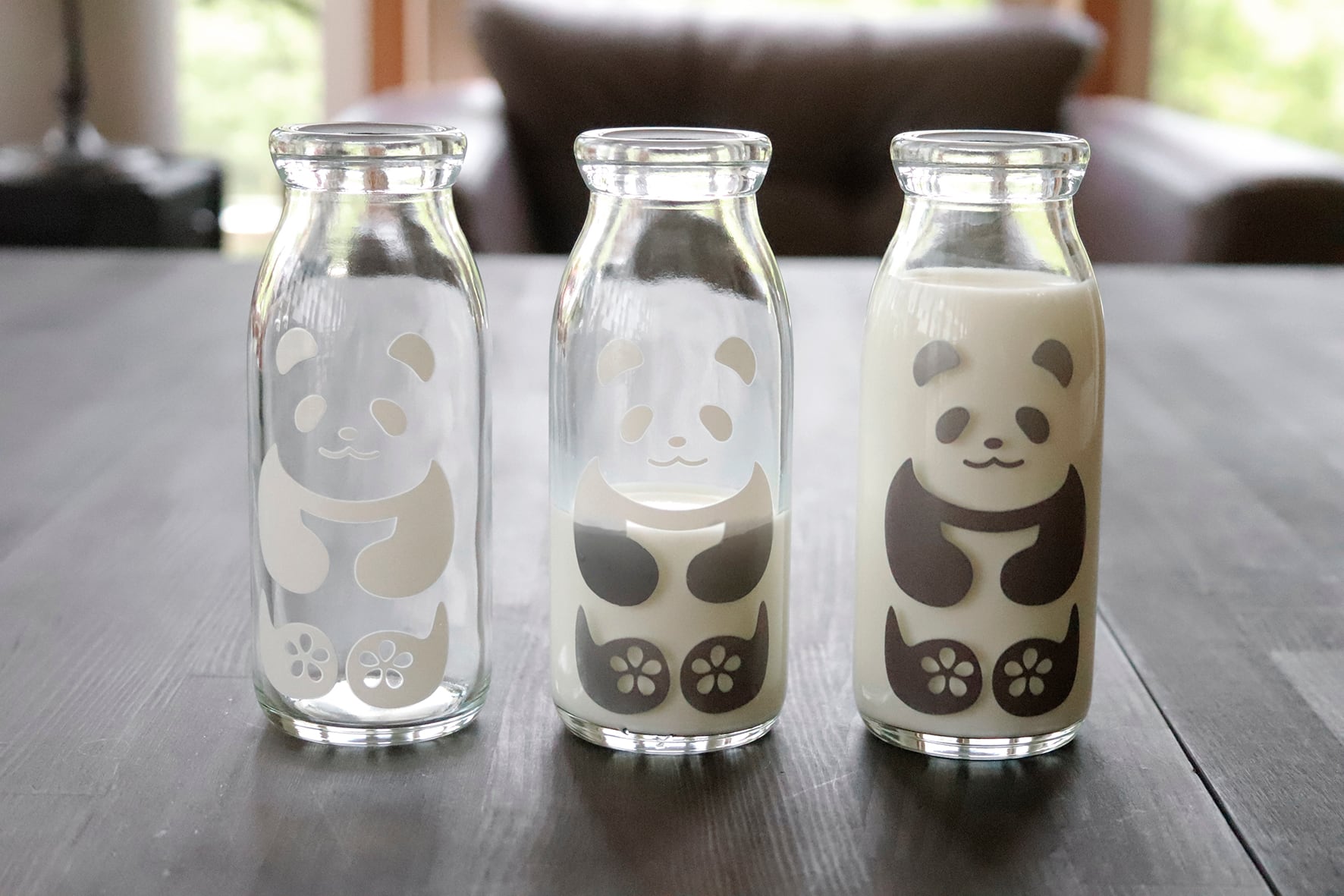 Cg 0102s 冷感ミルクボトル牛乳スマイルグラス ペンペン パンダ君 子供 笑顔 牛乳 着せ替え ボトル ペンギン パンダ 動物 丸モ高木陶器 オンラインショップ 温度をデザインに