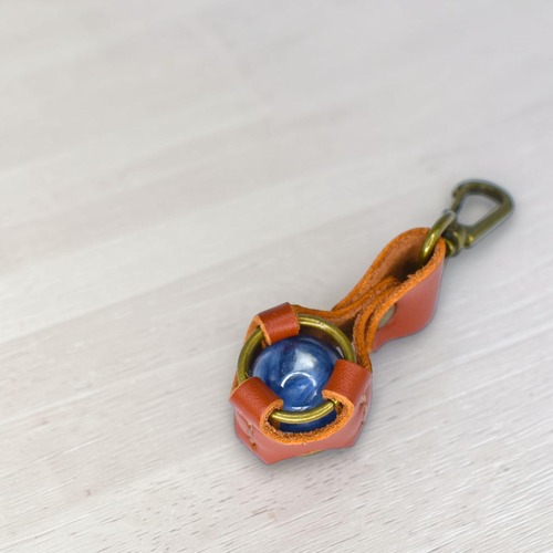 【希少石×本革】カイヤナイト レザーキーホルダー｜深青の存在感を持ち歩く 一点物ギフト【送料無料】［P-181KH］