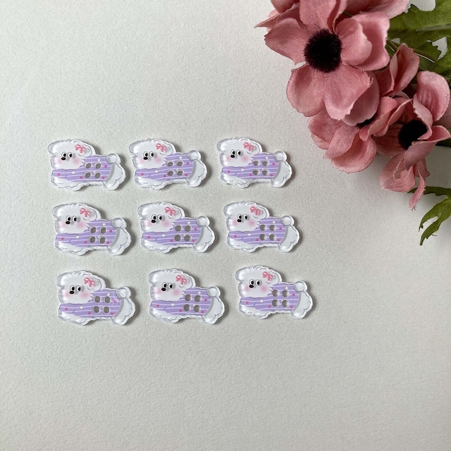 服を着て歩く白い犬モチーフボタン（26mm）