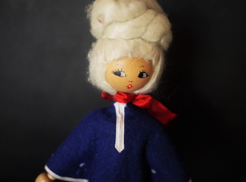 ポーランド ヴィンテージ 木製のお人形　ブルーポンチョ