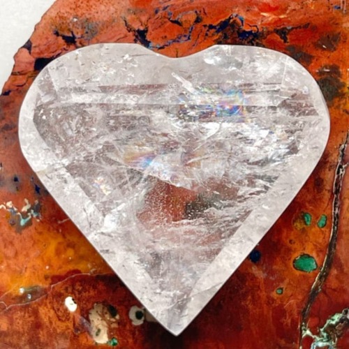 【ミラベル庭園にてアチューメント】【超美石】ハート型　水晶のお守り石　（虹入り）　6199*241116