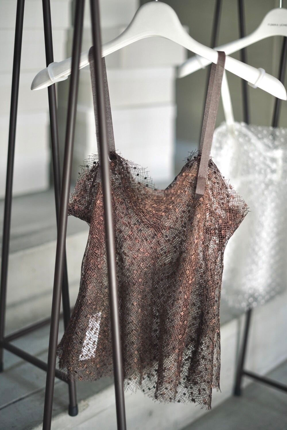 キャミソール FUMIKA_UCHIDA Dots Emb. tulle camisole FUMIKA_UCHIDA / Dots Emb. tulle camisole (OFFWHITE,COPPER) | JUQUI
