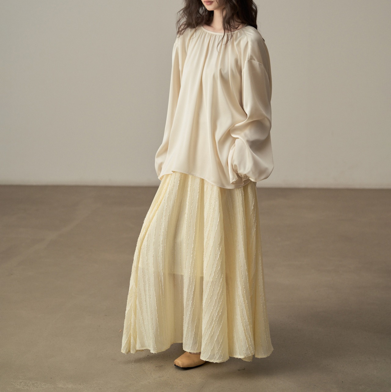 バルーンスリーブ光沢カラーブラウス H0076