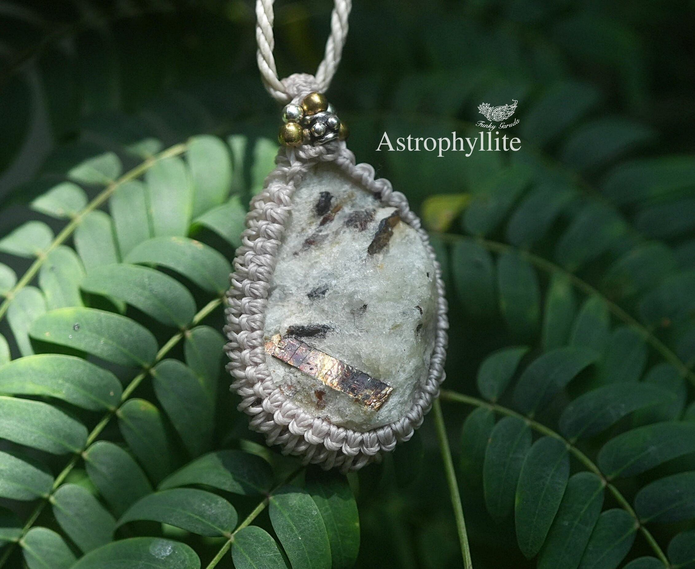 鉛の板★アストロフィライト マクラメネックレス1564