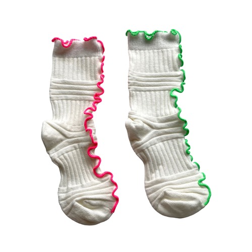 【solmu×HITOTSUDAKE】mellow uneune socks（ホワイト）ネオンピンク×ネオンキミドリ