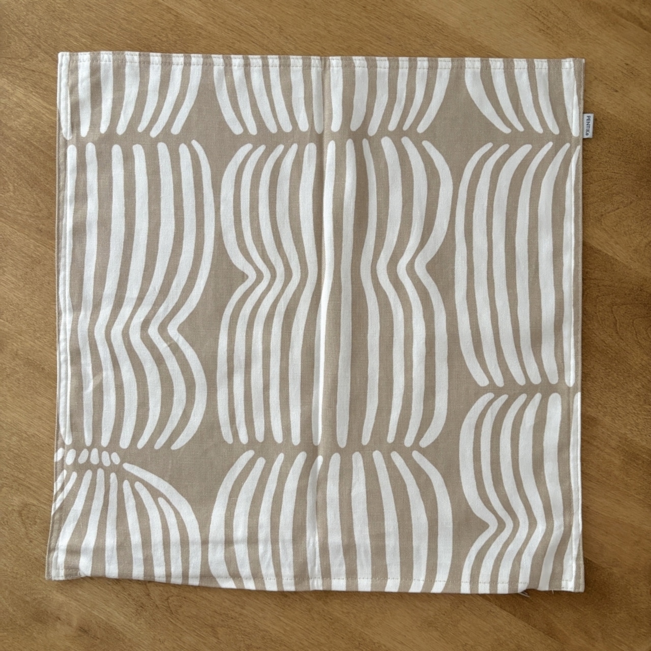 【PENTIK】 Vilja Cushion Cover(ヴィリヤ クッション カバー) ライトブラウン 45×45cm