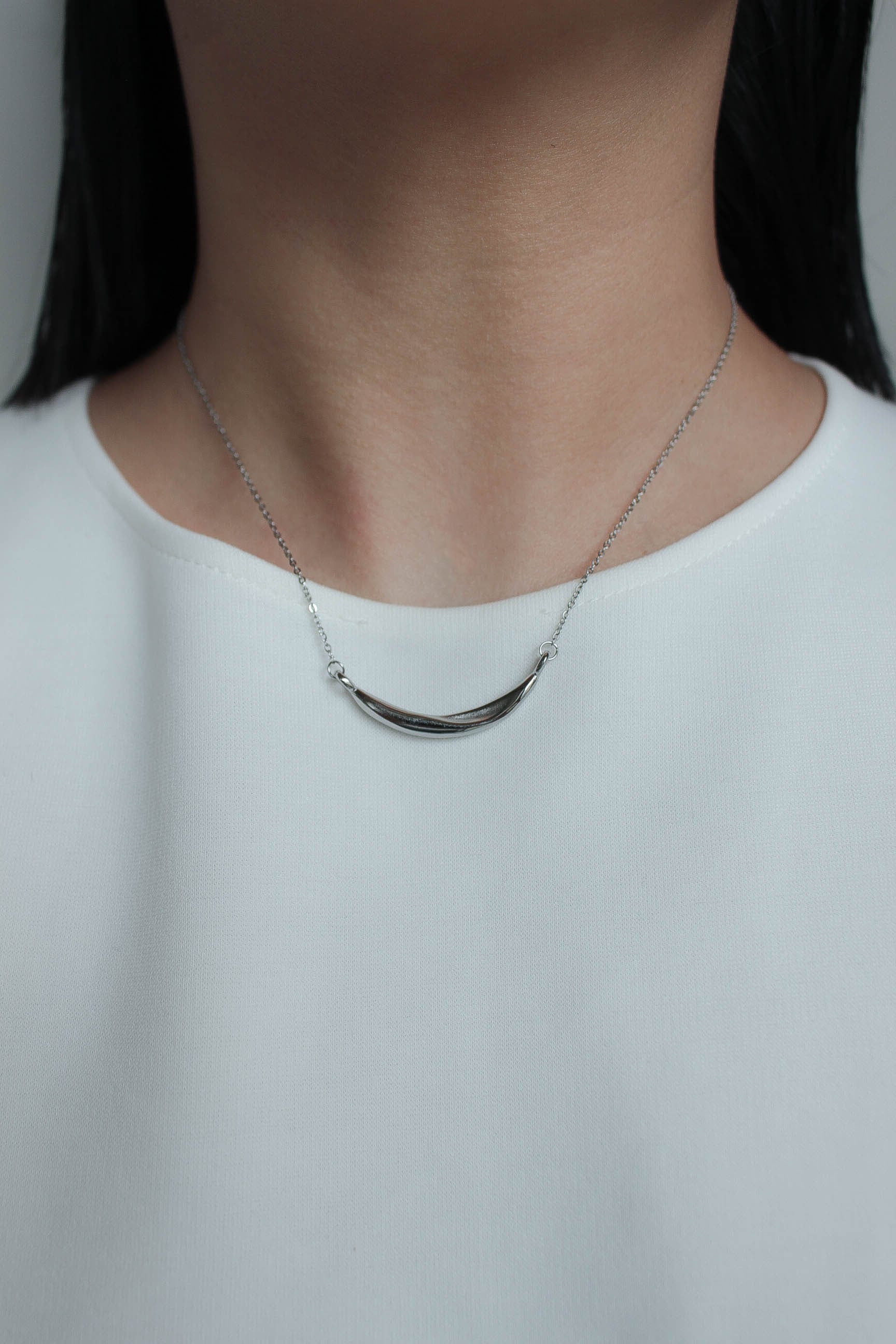 Crescent Bar Necklace | ebine(エビネ)|金属アレルギー対応アクセサリー