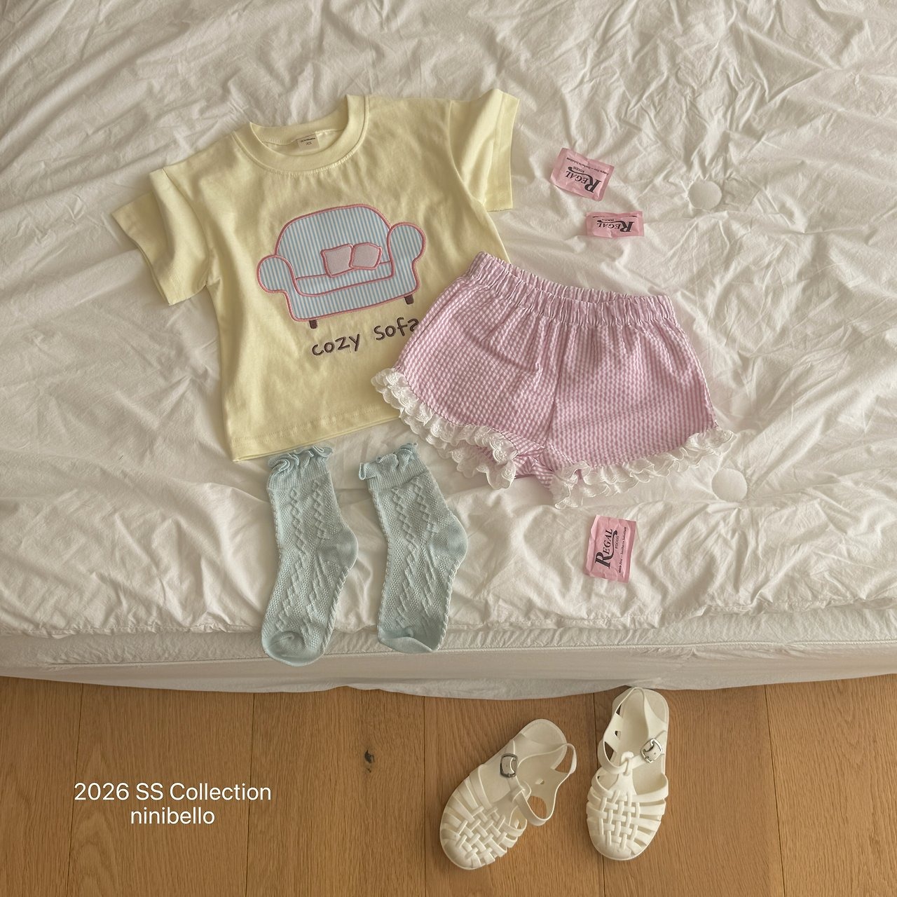 [ninibello] Cozy Sofa Short sleeve T-shirt / [니니벨로] 코지쇼파반팔티