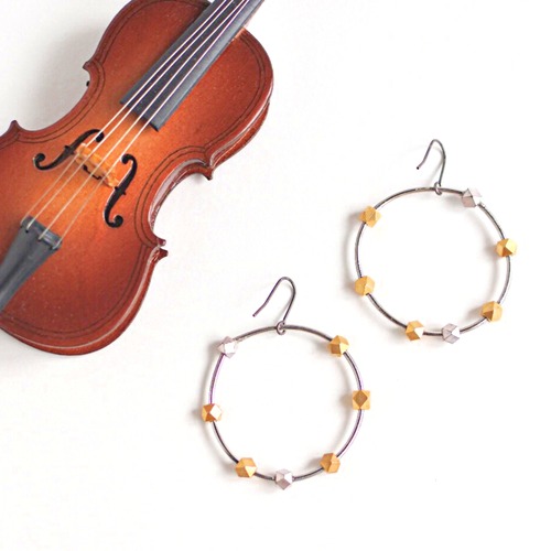 コントラバス弦とアンティークビーズのピアス 　B-001   Contra Bass strings with antique beads pierced earrings 