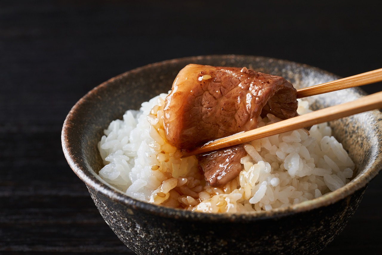【鳥取いなば万葉牛】- 焼肉用カルビセット - 1kg　※味噌タレ付き