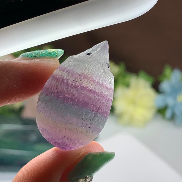 ハリネズミさんが住み着いついている☆ヤオガンシャン産・パープルフローライト原石