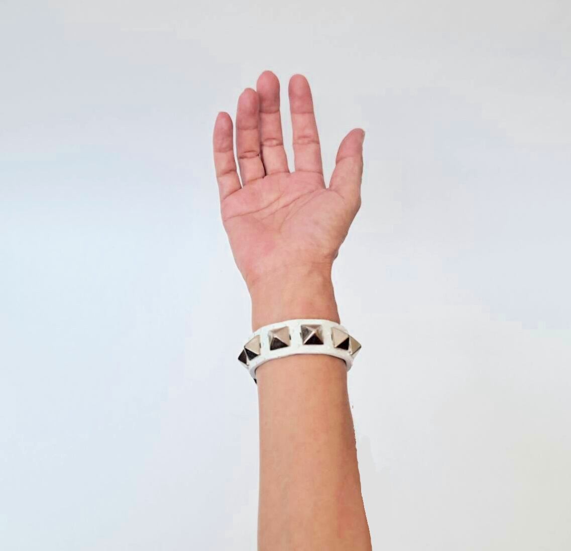 パイソン スタッズバングル ホワイト