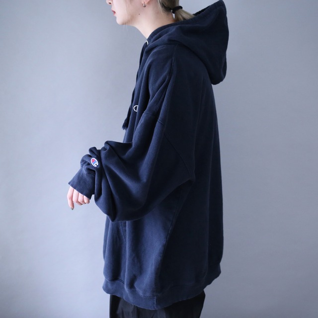 "Champion" dark navy color super over silhouette sweat parka