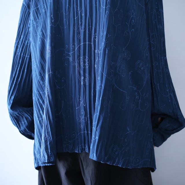 "刺繍" 蔦×花 motif pattern pleats design over wide silhouette shirt