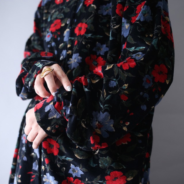 black base good coloring flower pattern over silhouette velours shirt