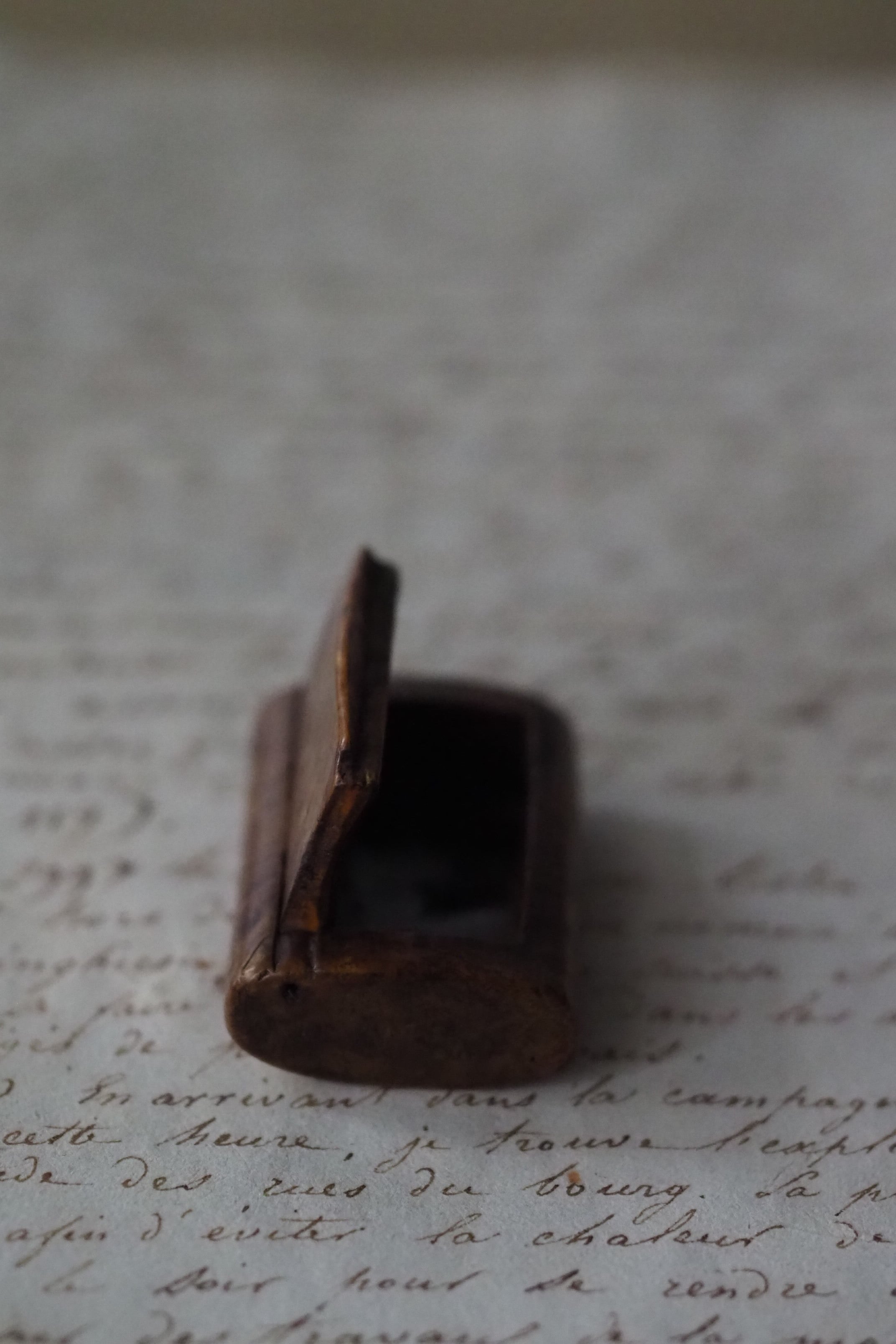 杢目美しい嗅ぎタバコケース-antique walnut snuff case