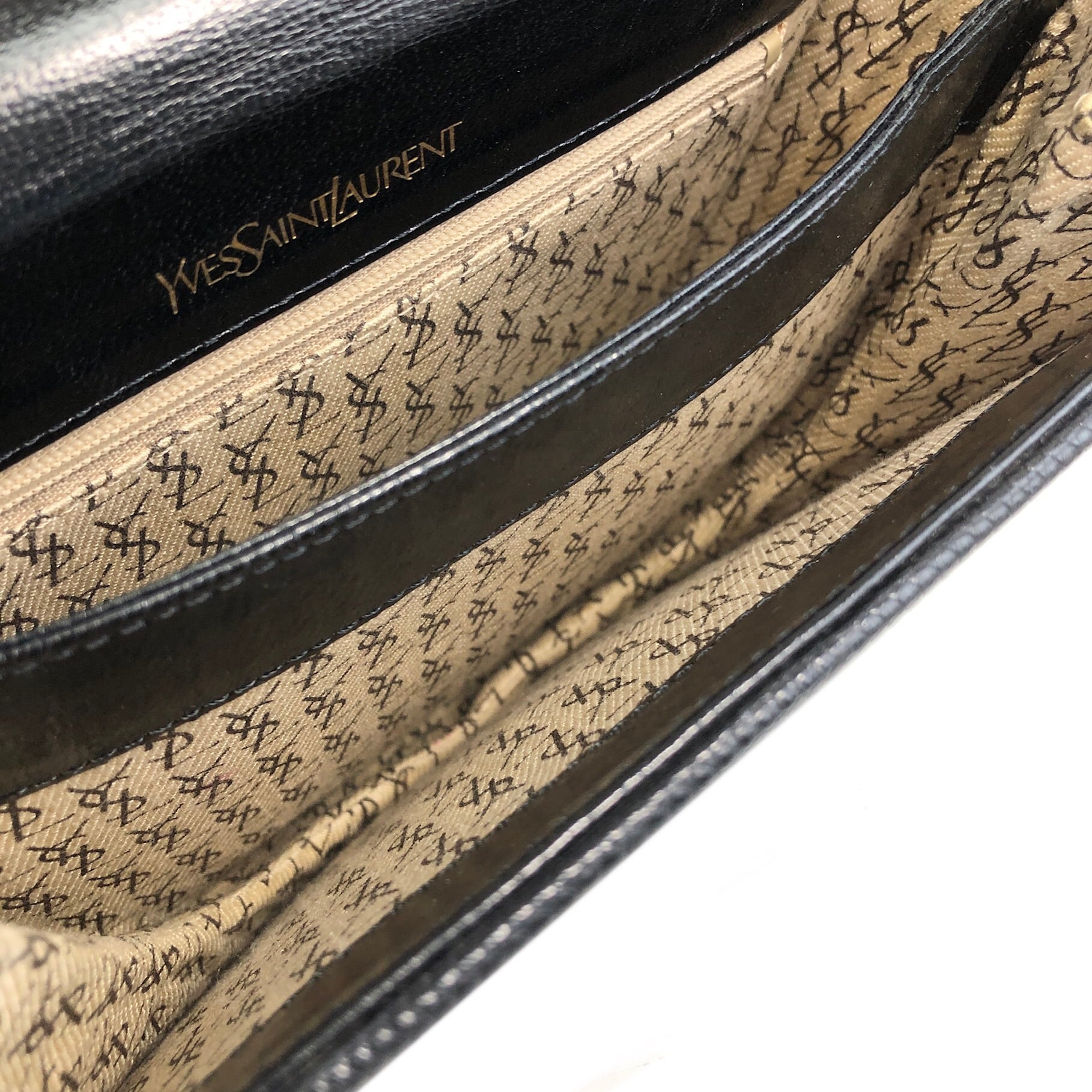 イヴ・サンローラン YSL パテントレザー 型押し ラウンド ショルダーバッグ【中古】 SAINT LAURENT - イヴ・サンローラン YVES SAINT LAURENT ダウンタウン
