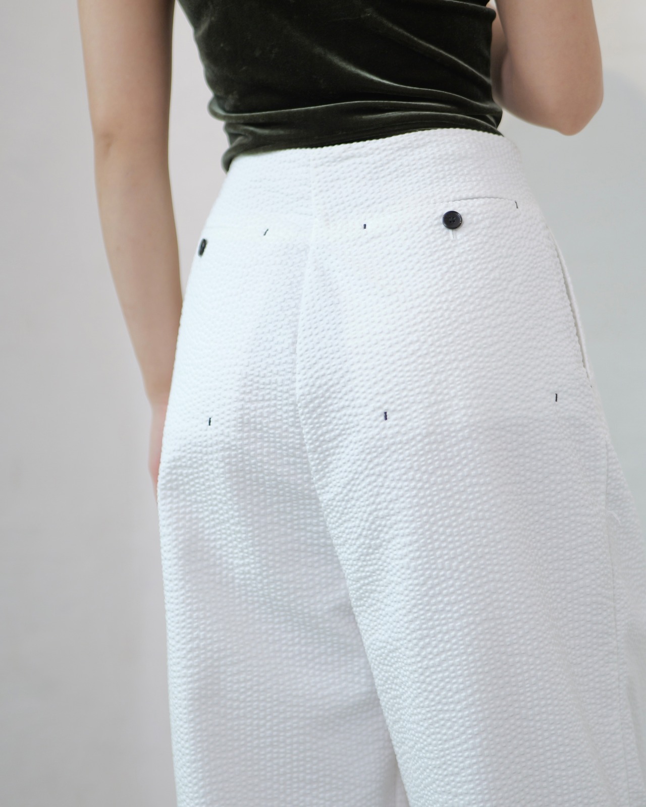 FOURAM - SHEER SEERSUCKER HAKAMA PANTS ：WHITE｜シアーサッカー／袴パンツ／USコットン混／フロントアジャスト／セットアップ対応