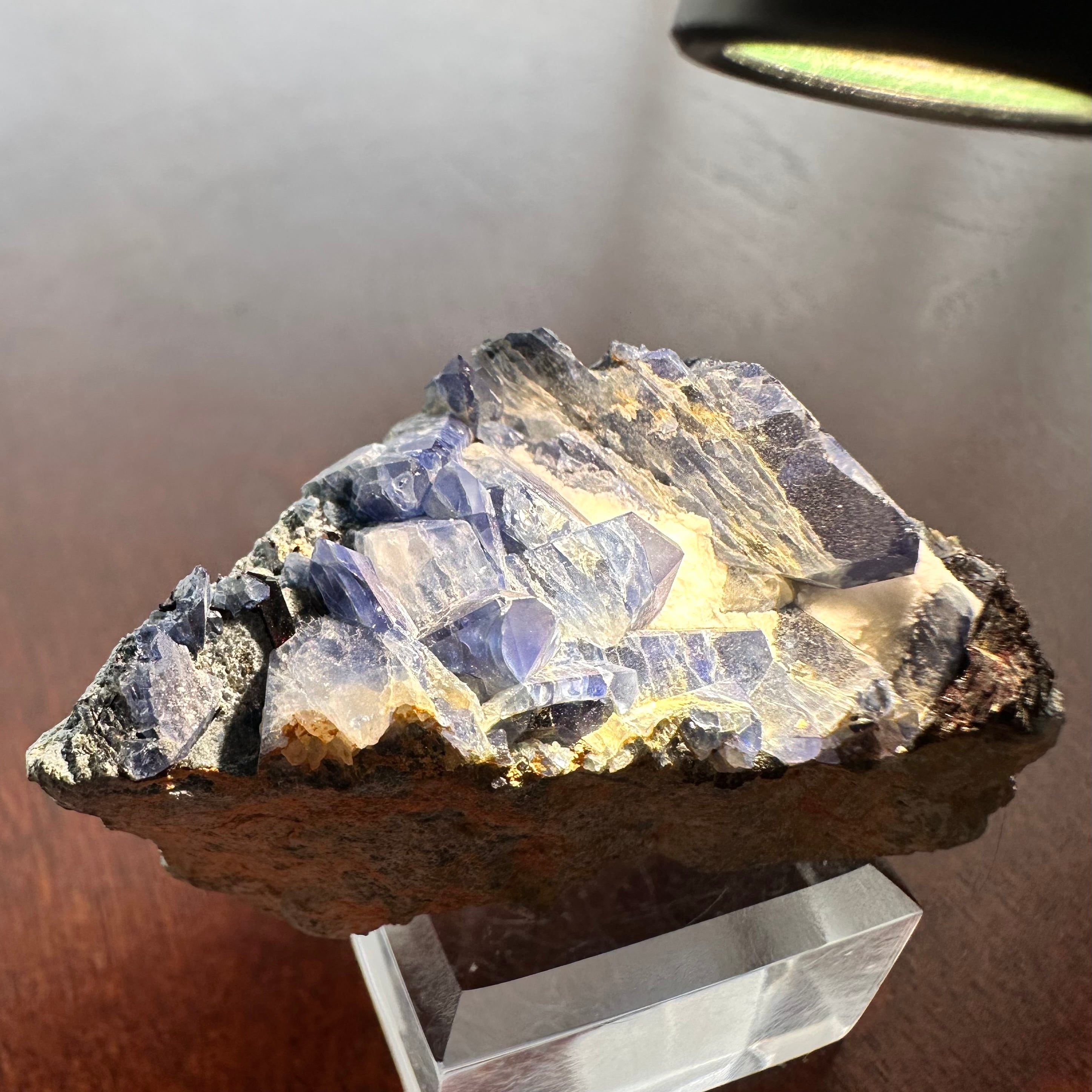 ベニトアイト / ネプチュナイト【Benitoite with Neptunite】アメリカ