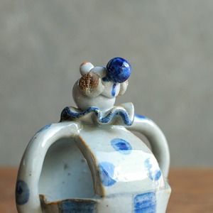 陽気な笑顔で立っている、ピエロの楊枝入れ