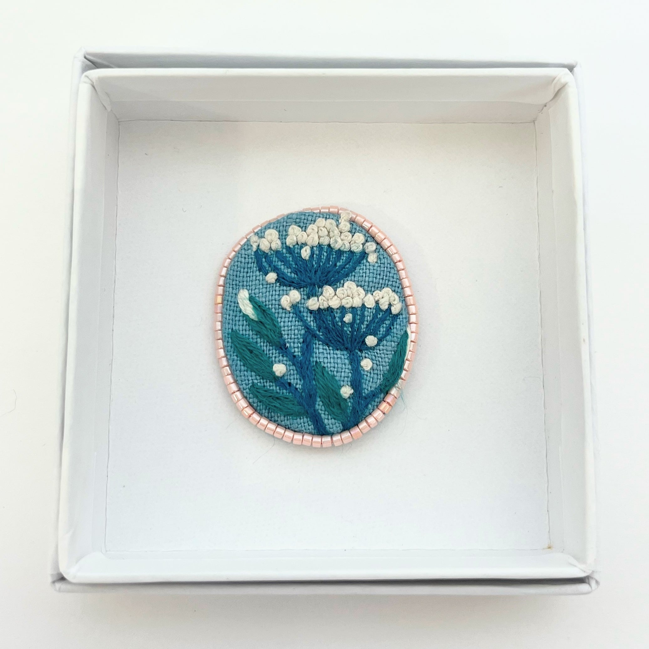 ハンドメイド刺繍ブローチ　 bulaunbulaun様ご確認ページです ビーズで飾った草花のミニ刺繍ブローチ【botanical】#333 | j.couture