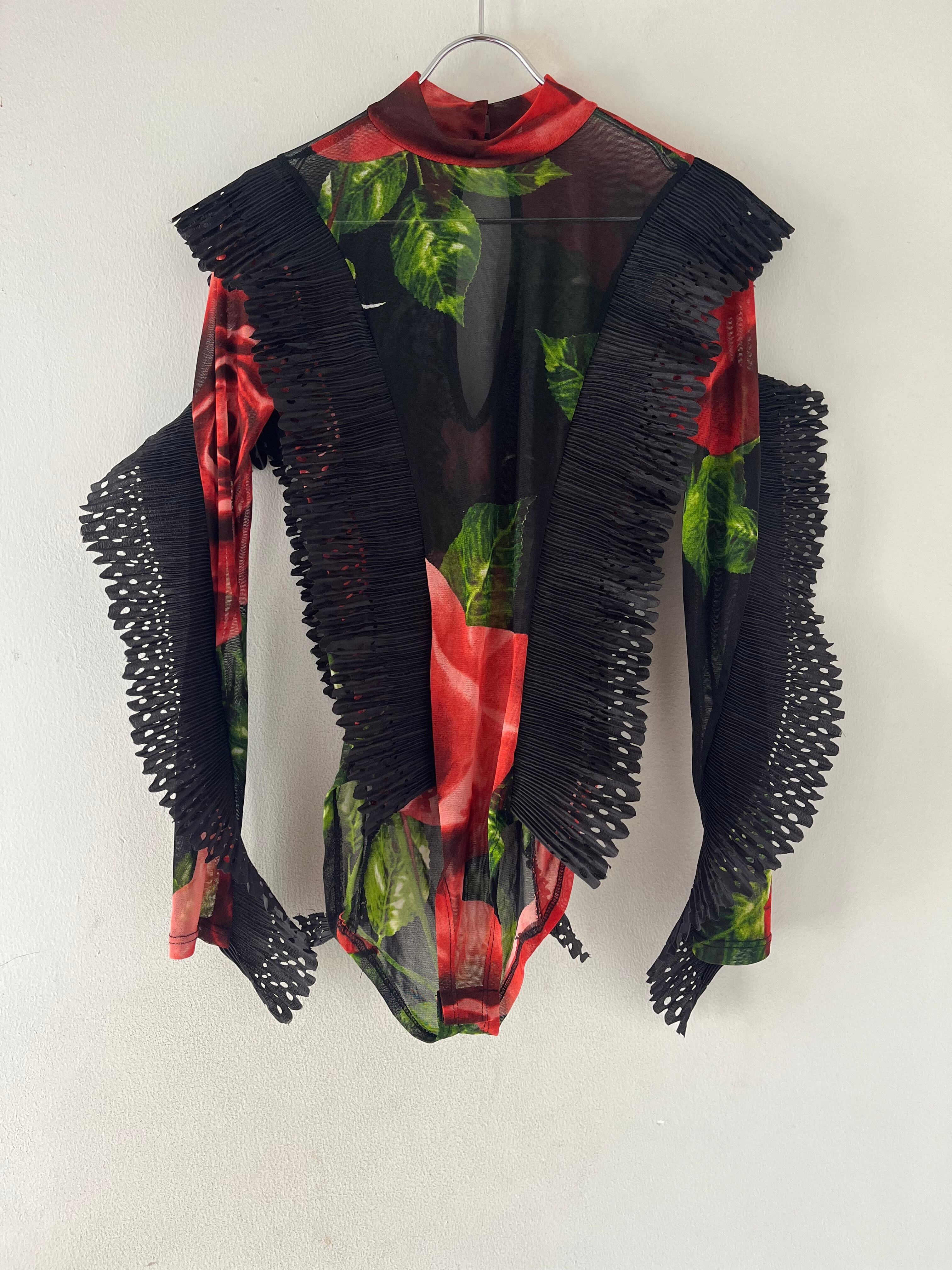 型破りなブラウス