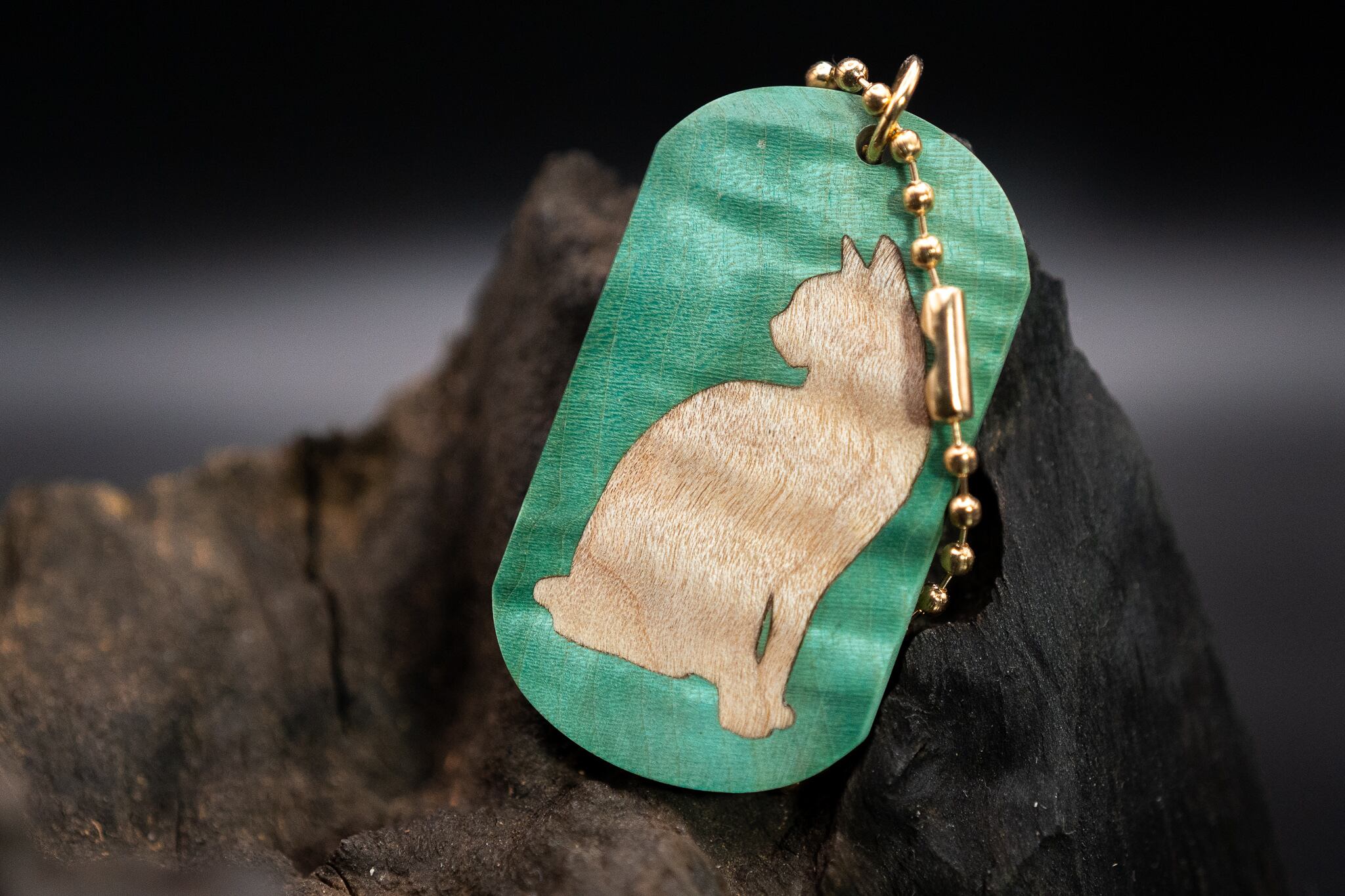 【Memory of...】スタビライズウッド 楓 ドッグタグ象嵌 優雅に座る猫