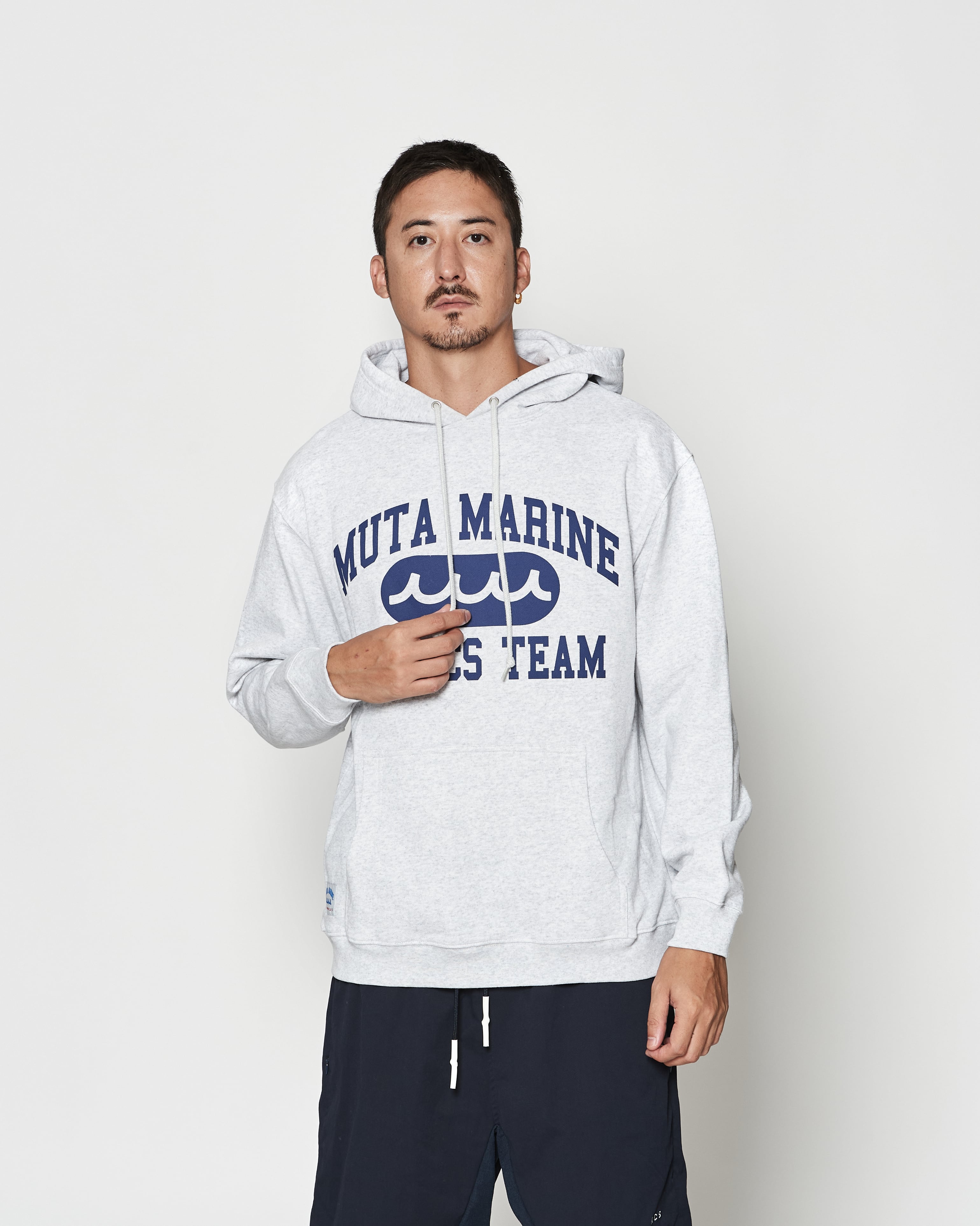 極美品 muta MARINE ACANTHUS カレッジロゴ パーカー XL 予約販売1月下旬～2月中旬入荷】muta MARINE × ACANTHUS カレッジロゴ