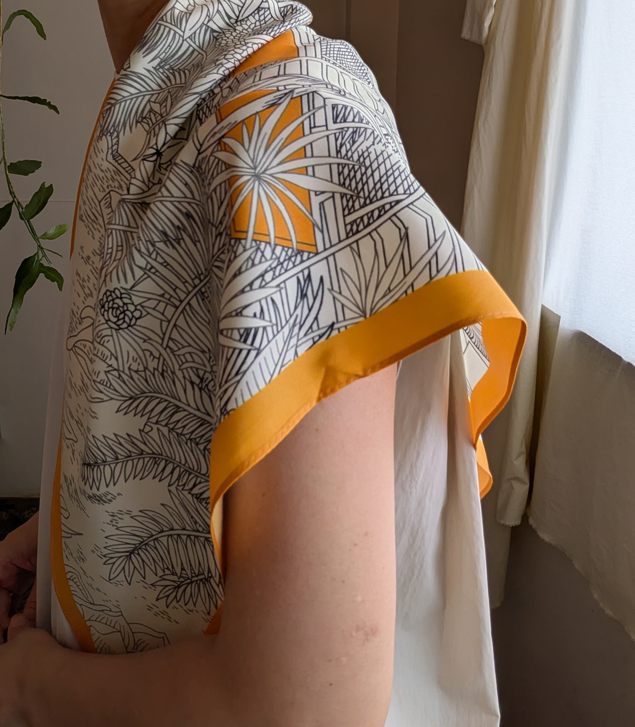 三角形シルクタッチスカーフ / サンセットオレンジ系 | 服と雑貨ume