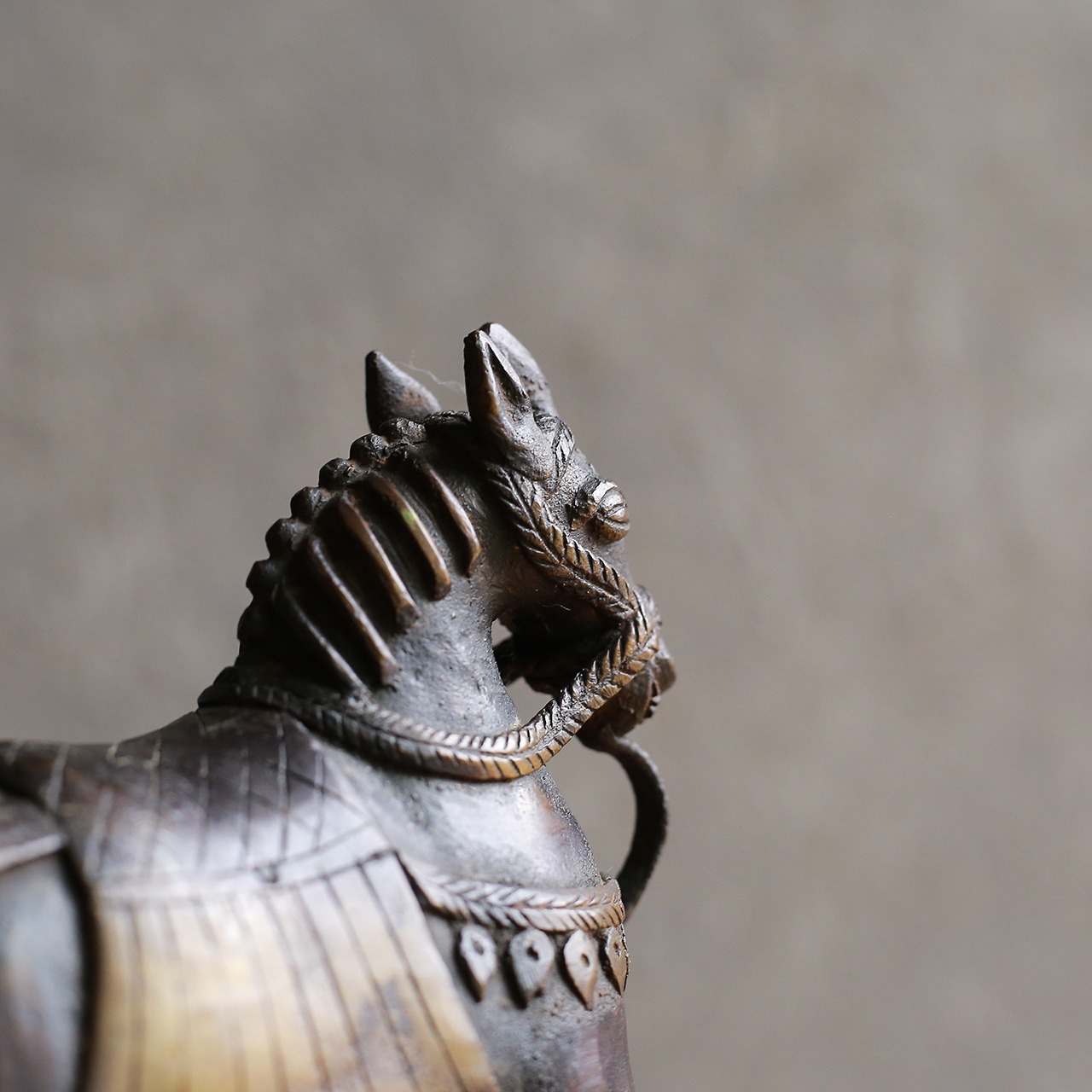 タイヤで走る、ずっしりと力強い馬