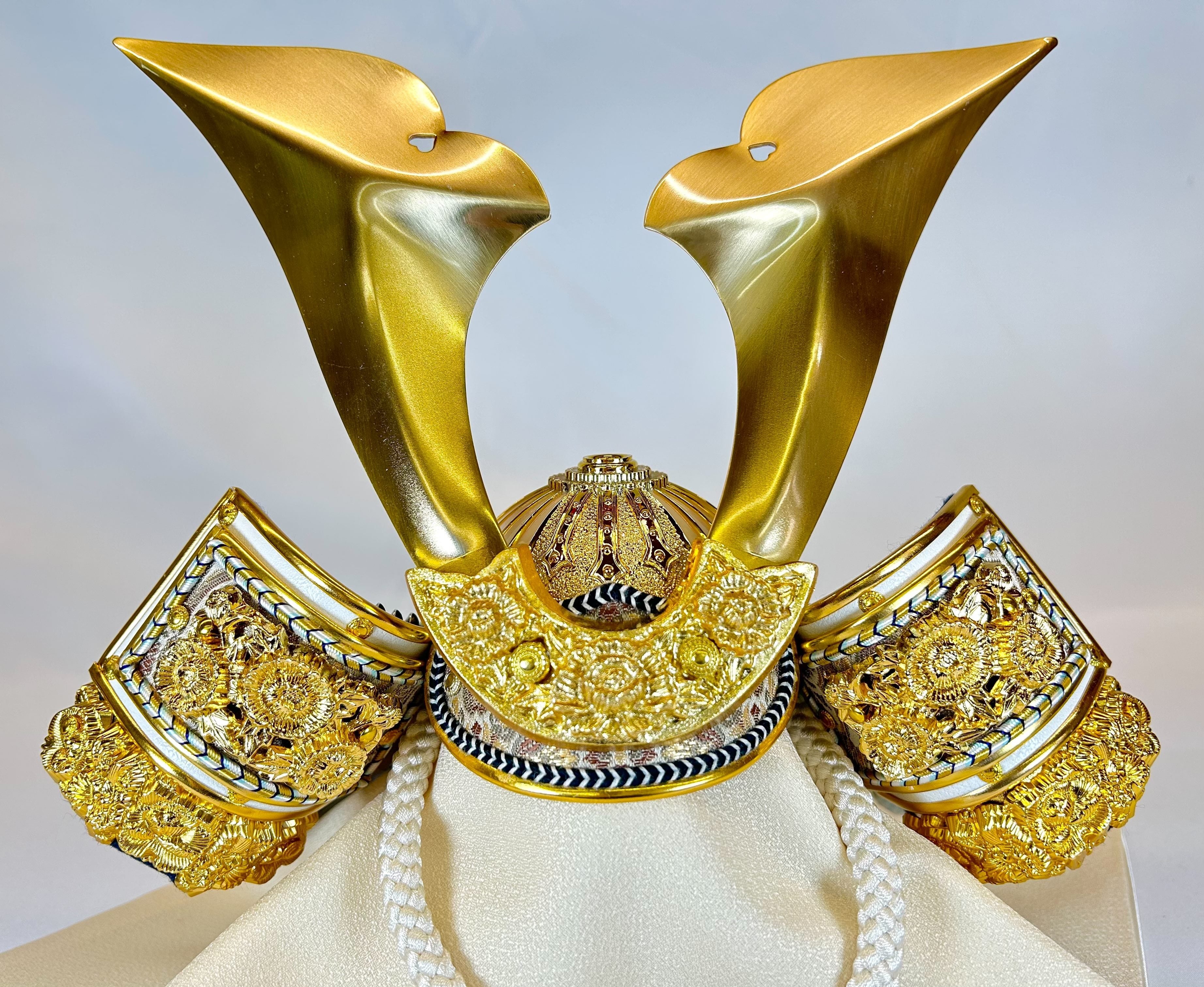 五月人形 兜 S802 金彩ゴールド 屛風 309 飾り台 32 白木 兜セット 五月人形 兜 S802 金彩ゴールド 屛風 309 飾り台 32 白木 兜セット