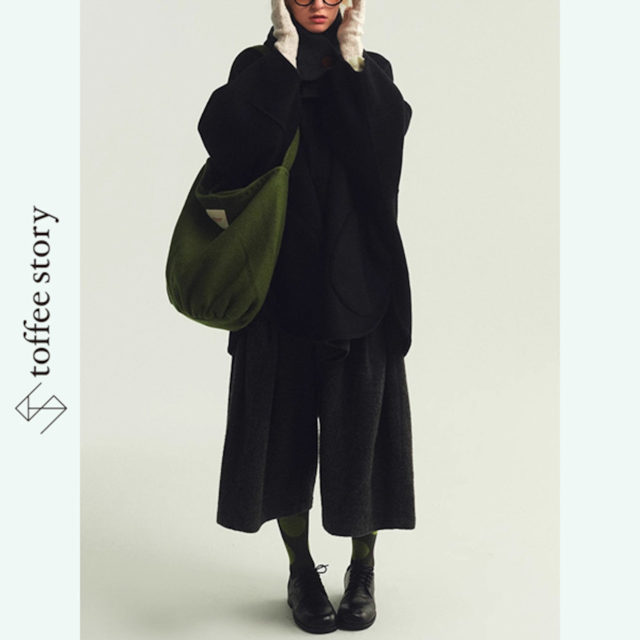 影と光をまとうリバーシブルコート 《P0297》