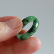 【16号】濃いグリーンが見せる表情が絶妙な天然翡翠リング くり抜き甲丸リング 緑マーブル模様 A貨翡翠 jd_rg1492