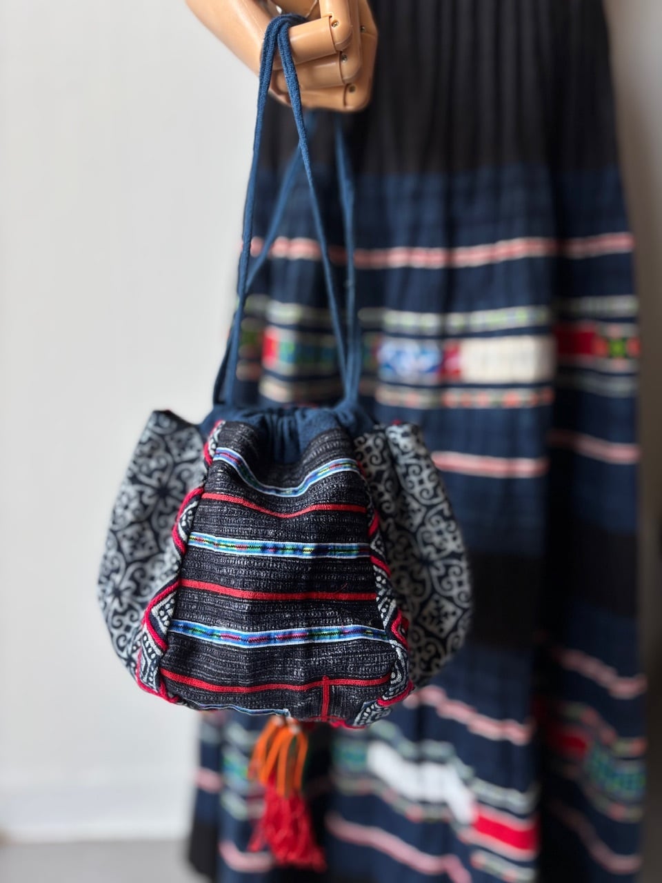 b タイ　モン族　刺繍　マルチカバー　ろうけつ染め　大判 ベトナムモン族刺繍とろうけつ染めのトップス | タイの民族刺繍雑貨