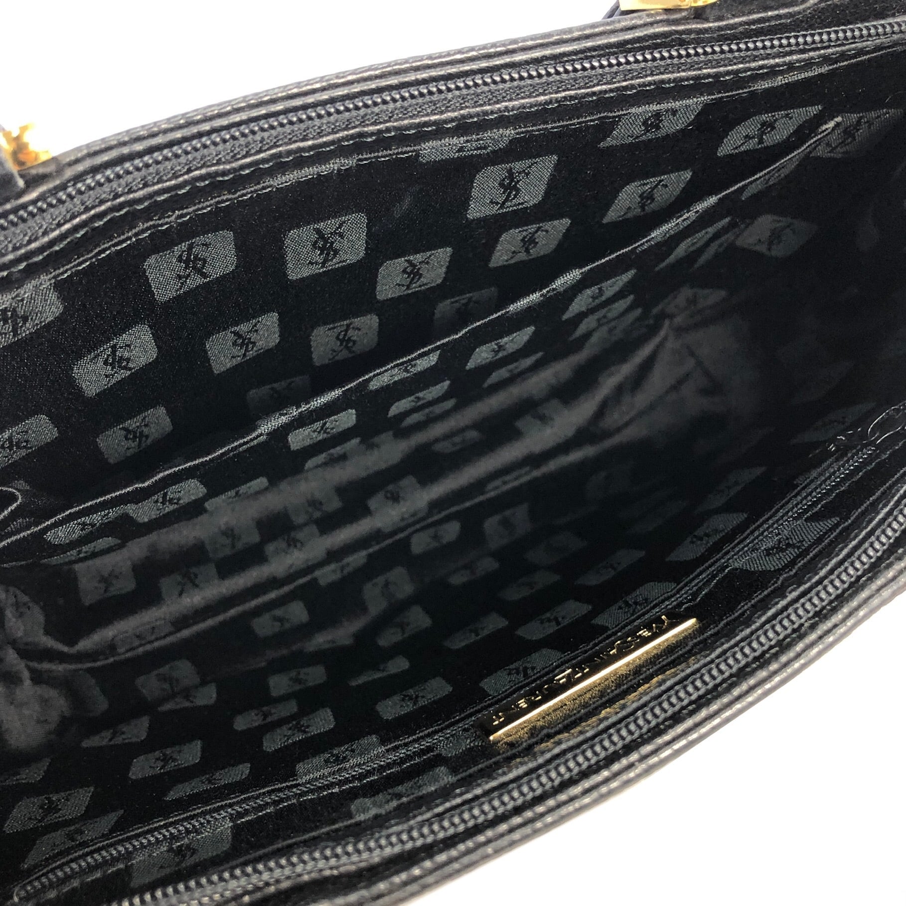 Yves Saint Laurent イヴ ・サンローラン エンボスロゴ エンボスレザー