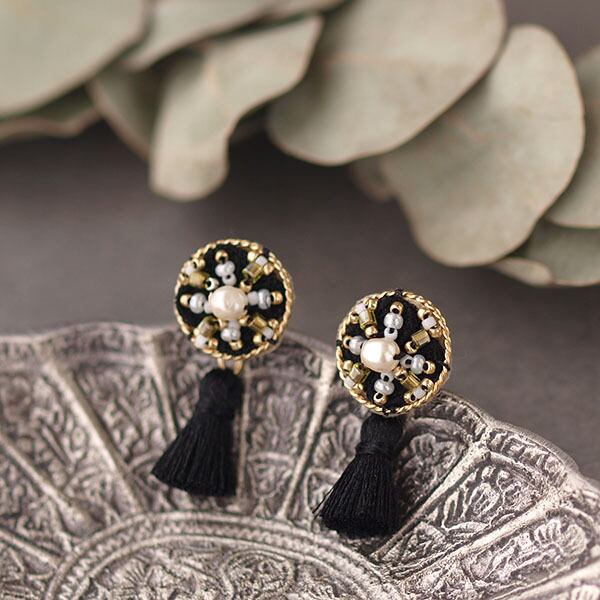 ブラックビーズ刺繍フラワー　クリアカットアイス　ピアス　イヤリング ブラックビーズ刺繍フラワー クリアカットアイス ピアス イヤリング 四