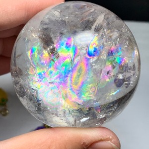 虹を閉じ込めたかのようなアイリス水晶・スフィア